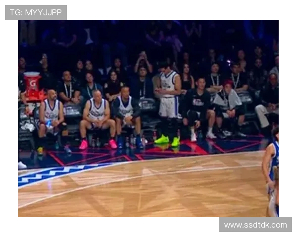 媒体楷模沙姆斯名人赛上刷手机